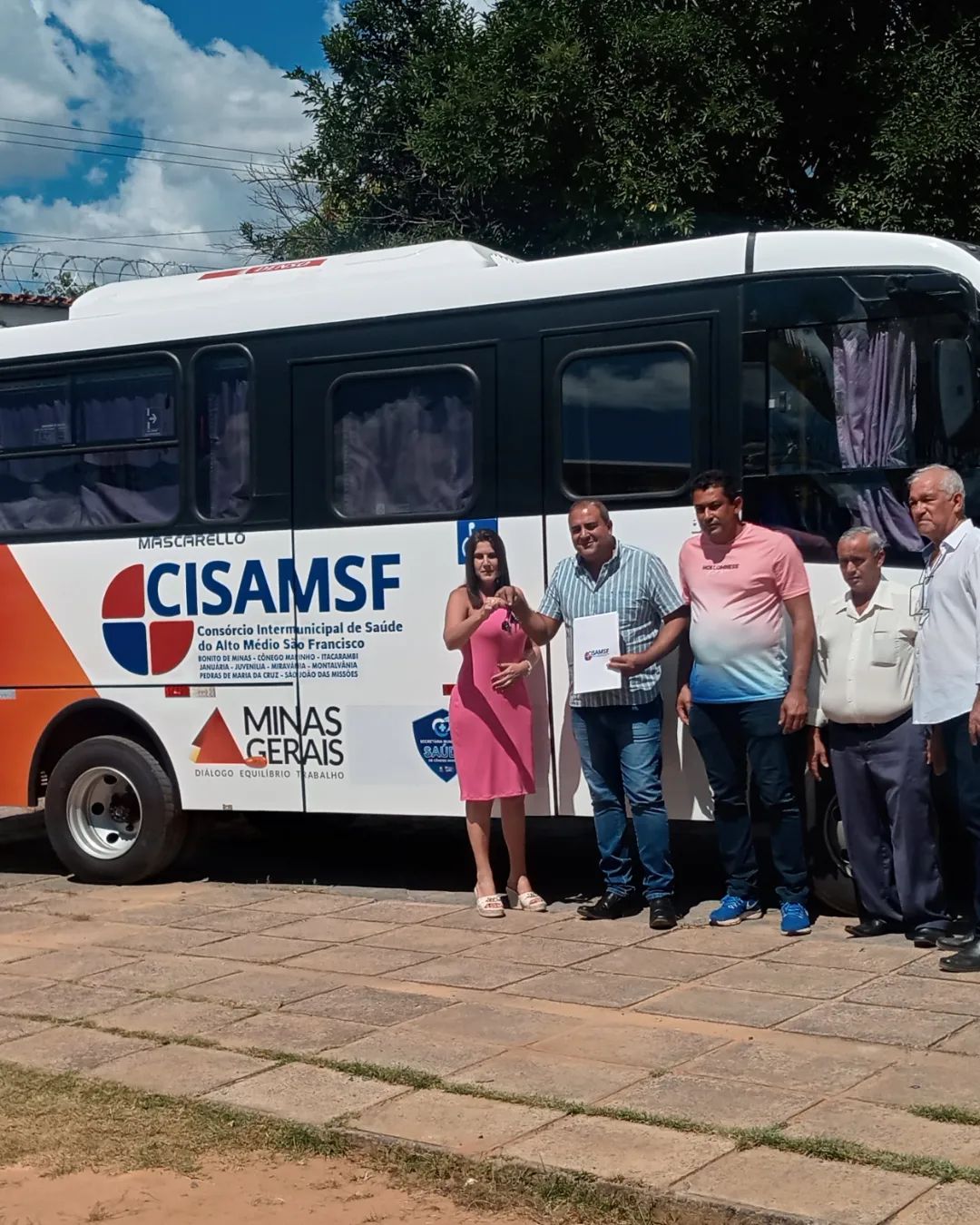 Leia mais sobre o artigo O CONSÓRCIO INTERMUNICIPAL DE SAÚDE DO ALTO MÉDIO SÃO FRANCISCO/CISAMSF REALIZA A ENTREGA DE MICRO-ÔNIBUS PARA OS MUNICÍPIOS DE CÔNEGO MARINHO E ITACARAMBI.